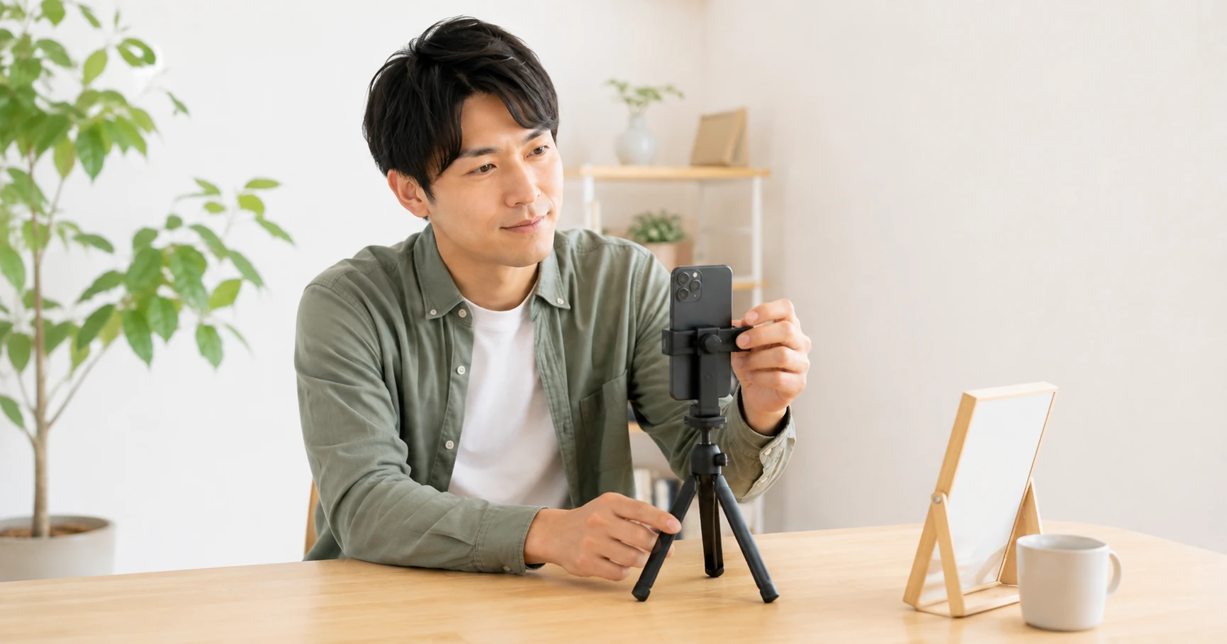 スマートフォンを三脚へ設置して一人でプロフィール写真を撮影する男性