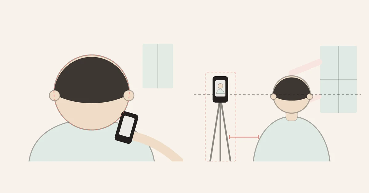 腕を伸ばした近距離の自撮りと、スマートフォンを三脚へ固定して距離を取った撮影の比較イメージ